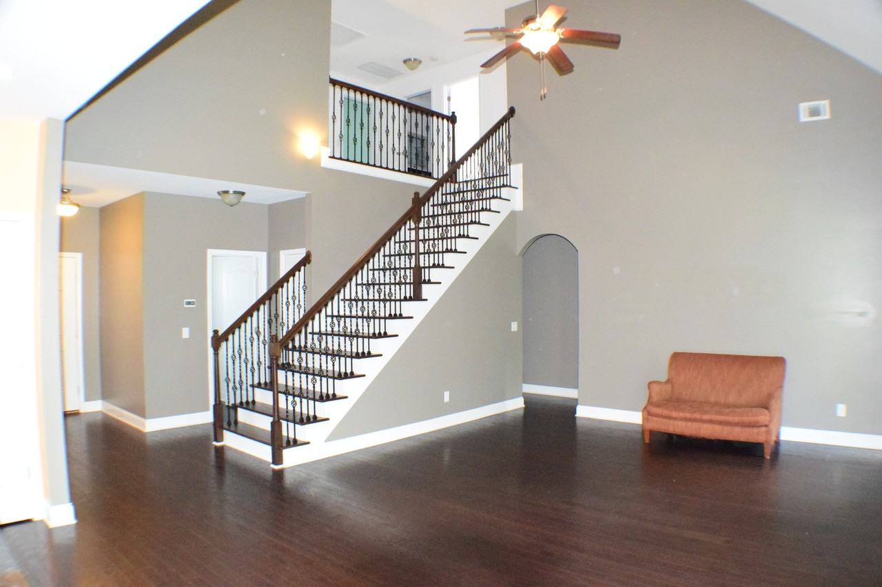 204 Waverly Ln - Photo 2 of 8