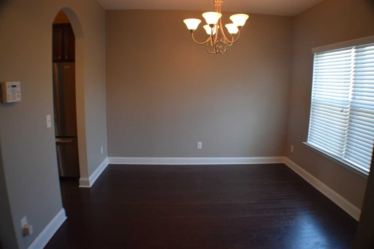 204 Waverly Ln - Photo 3 of 8