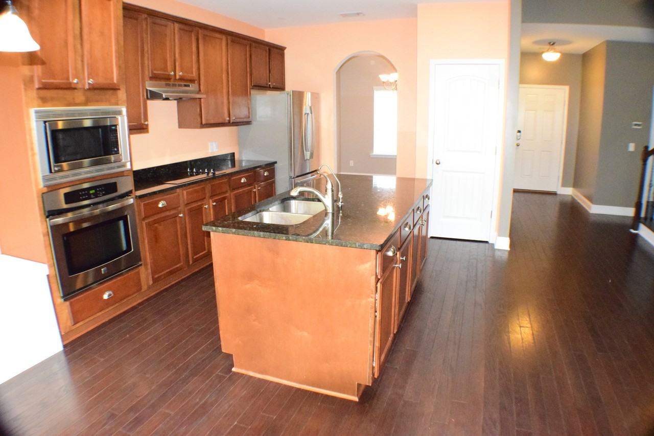 204 Waverly Ln - Photo 4 of 8