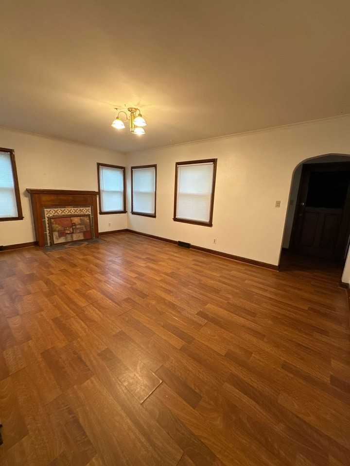 1727 Franklin St - Photo 5 of 9