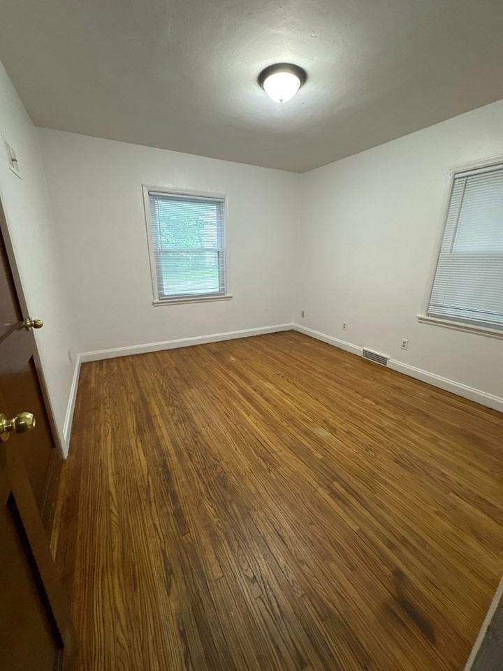1727 Franklin St - Photo 7 of 9