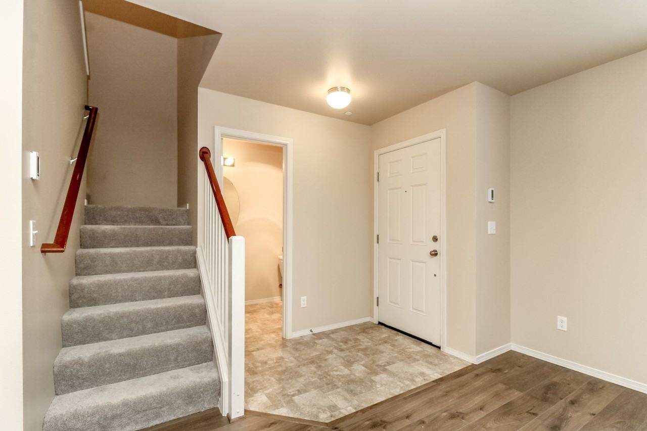 1360 Sinclair Dr - Photo 3 of 36