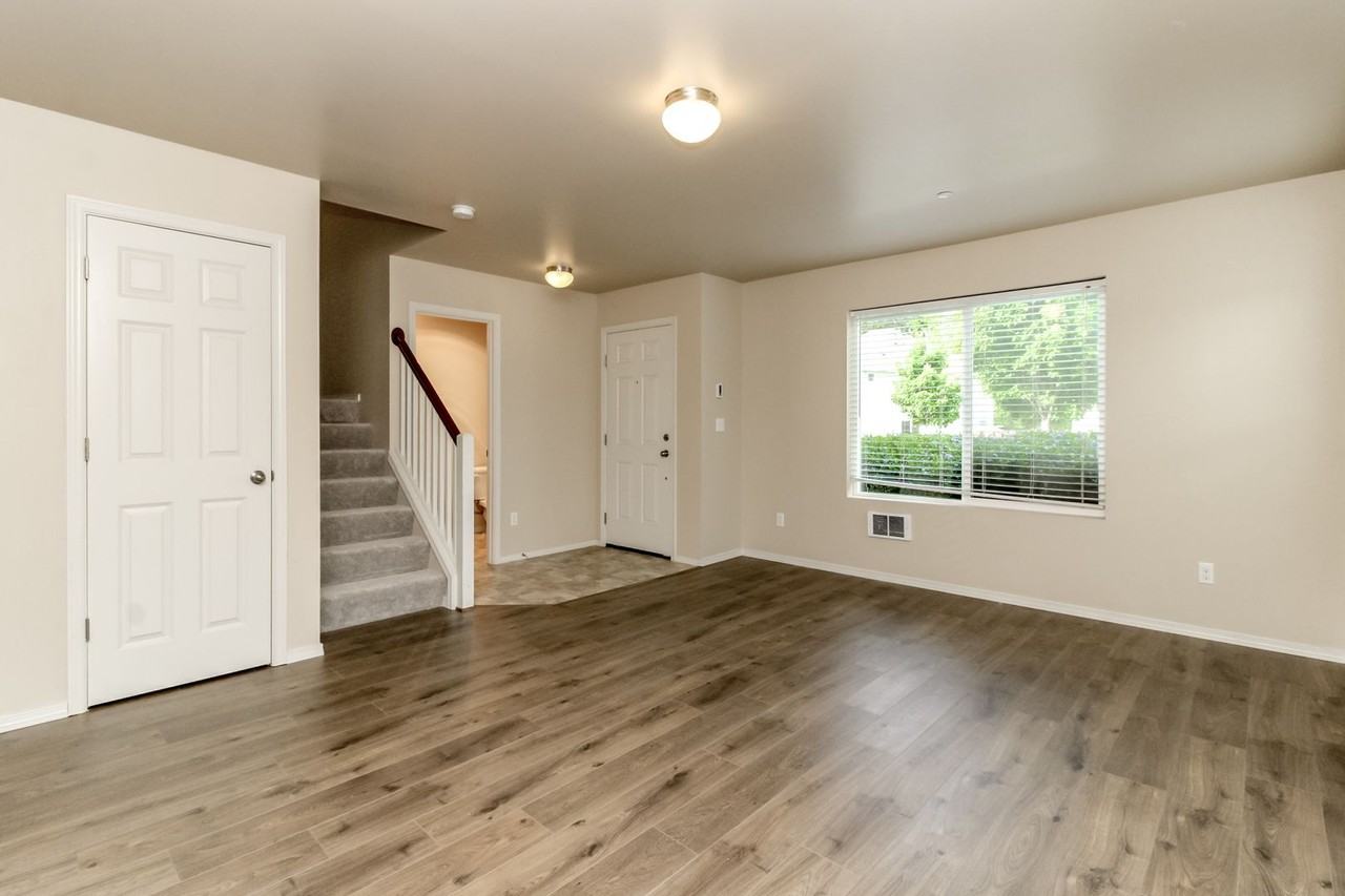 1360 Sinclair Dr - Photo 7 of 36