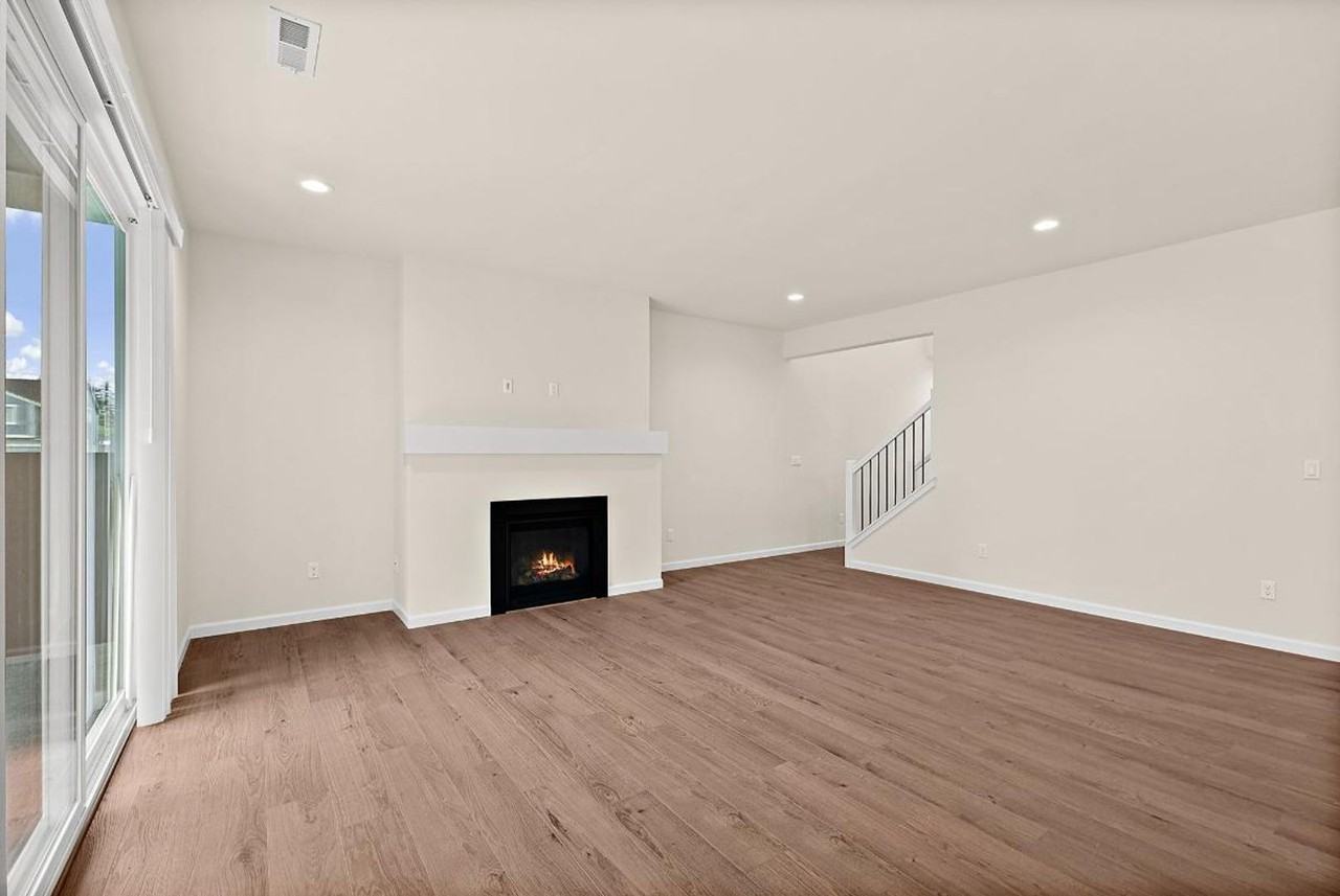 549 Hillside St - Photo 4 of 19