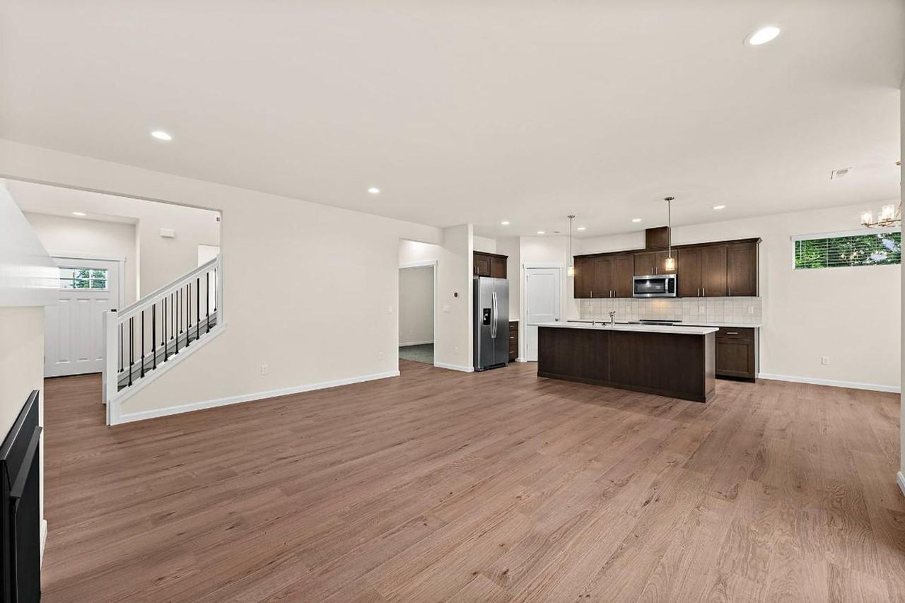 549 Hillside St - Photo 5 of 19