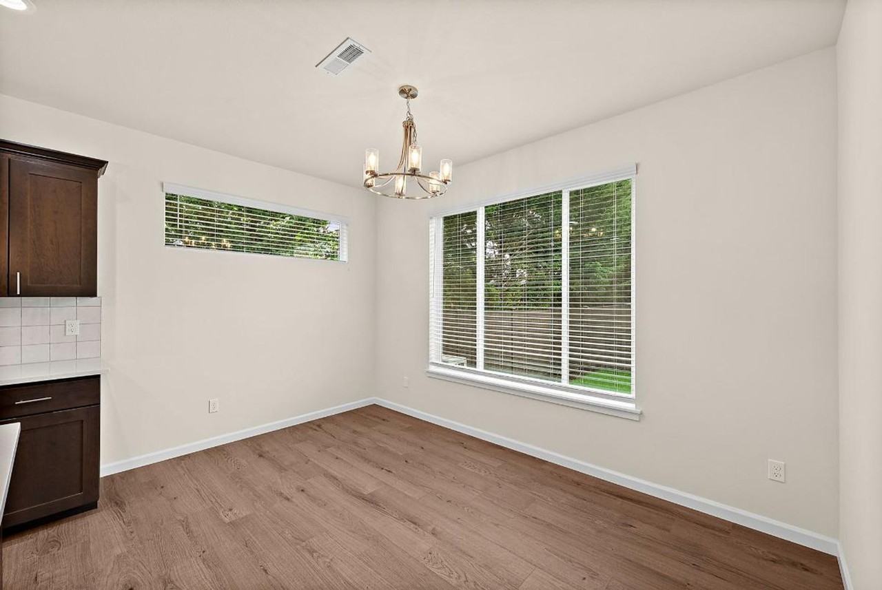 549 Hillside St - Photo 7 of 19