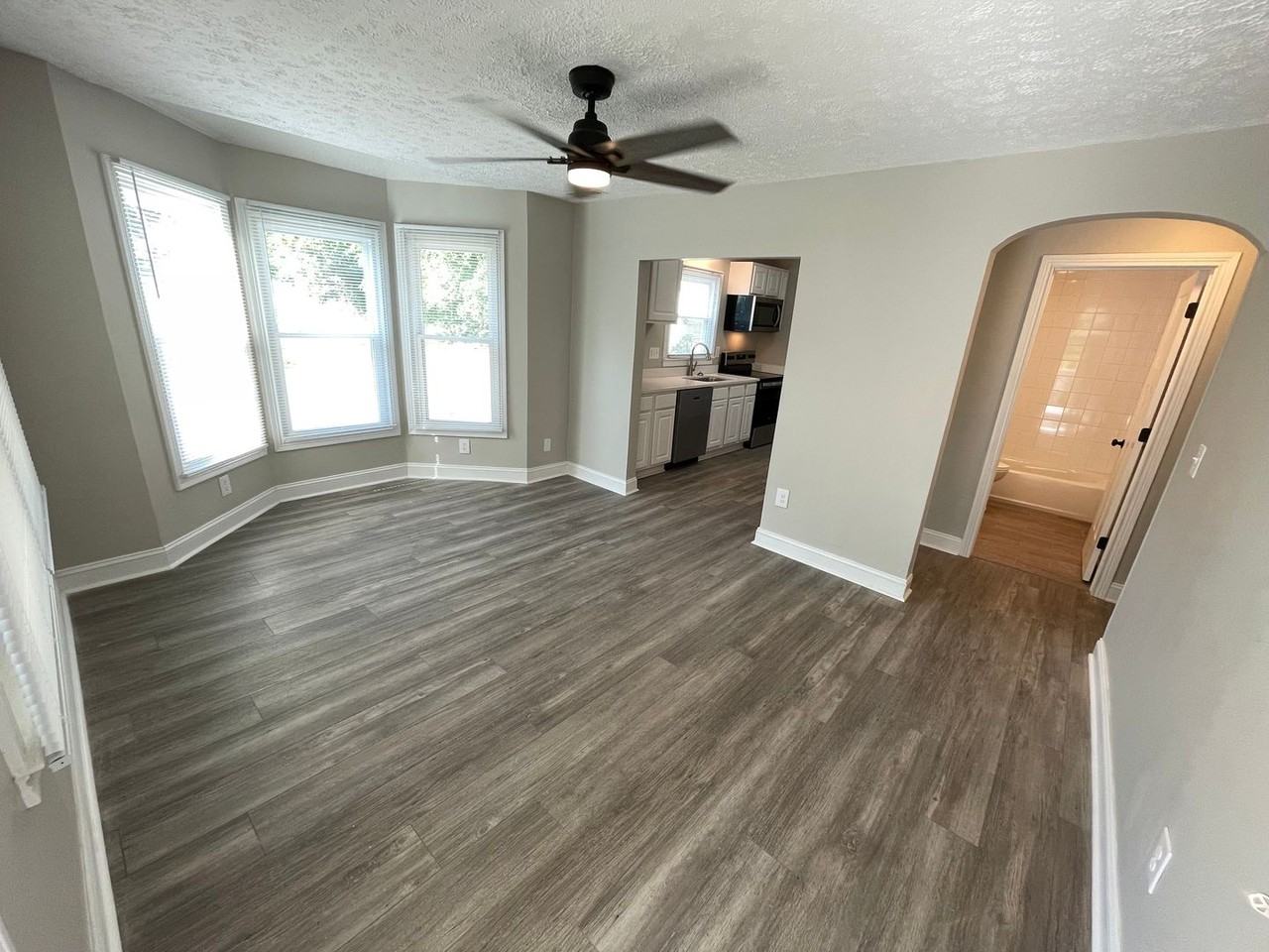 3114 Glenoa Rd - Photo 4 of 28