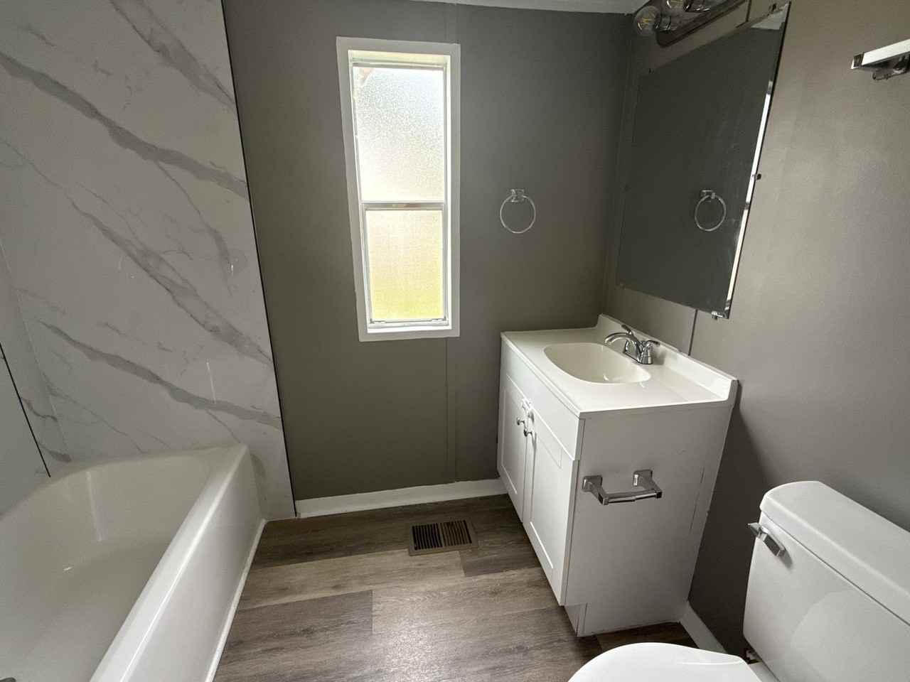 18630 W Lawrence Ln - Photo 3 of 33