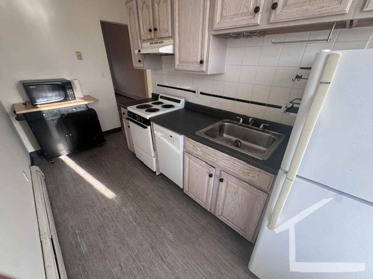 14309 Vernon Ave - Photo 7 of 12