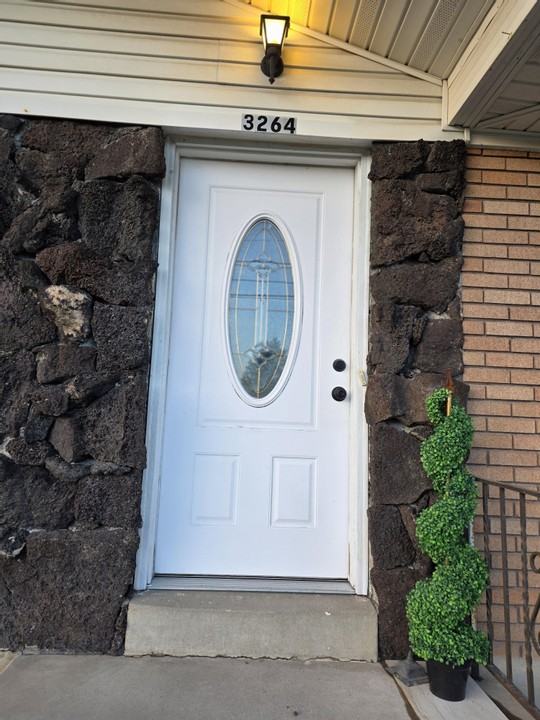 3264 W 4700 S - Photo 2 of 31