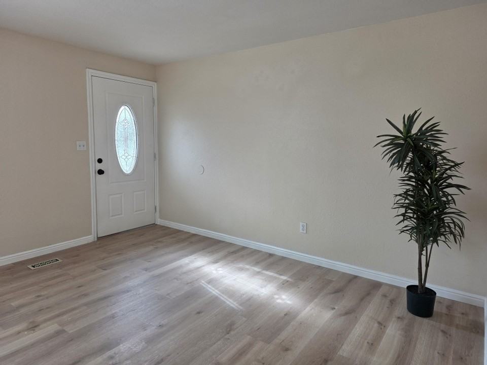 3264 W 4700 S - Photo 4 of 31