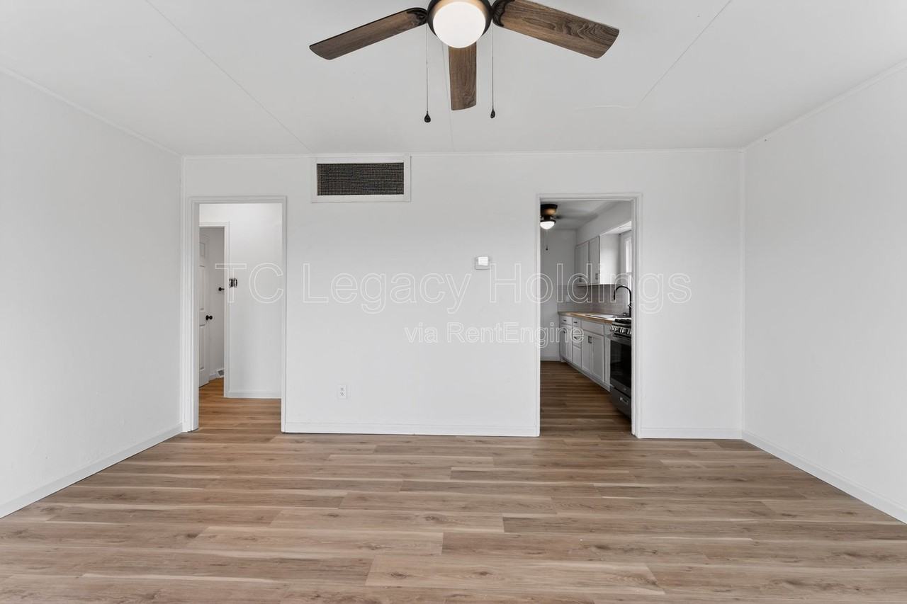 1533 Hoffman Ave - Photo 6 of 35