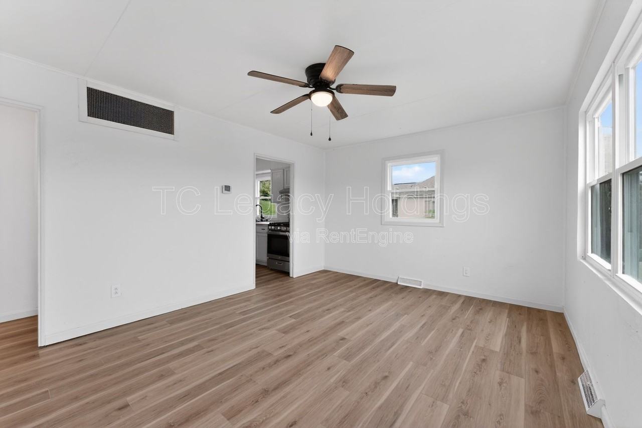 1533 Hoffman Ave - Photo 7 of 35