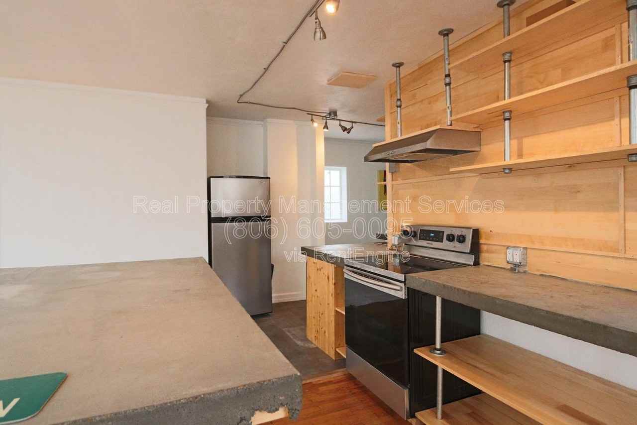 1312 Avenue J #B - Photo 2 of 5
