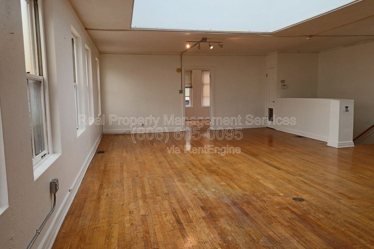 1312 Avenue J #B - Photo 4 of 5