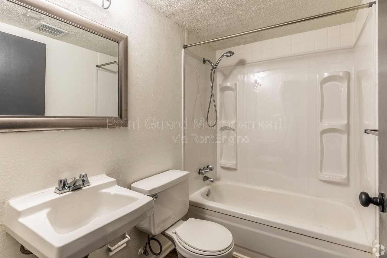 1421 Cambridge Pl #1421-30 - Photo 4 of 16