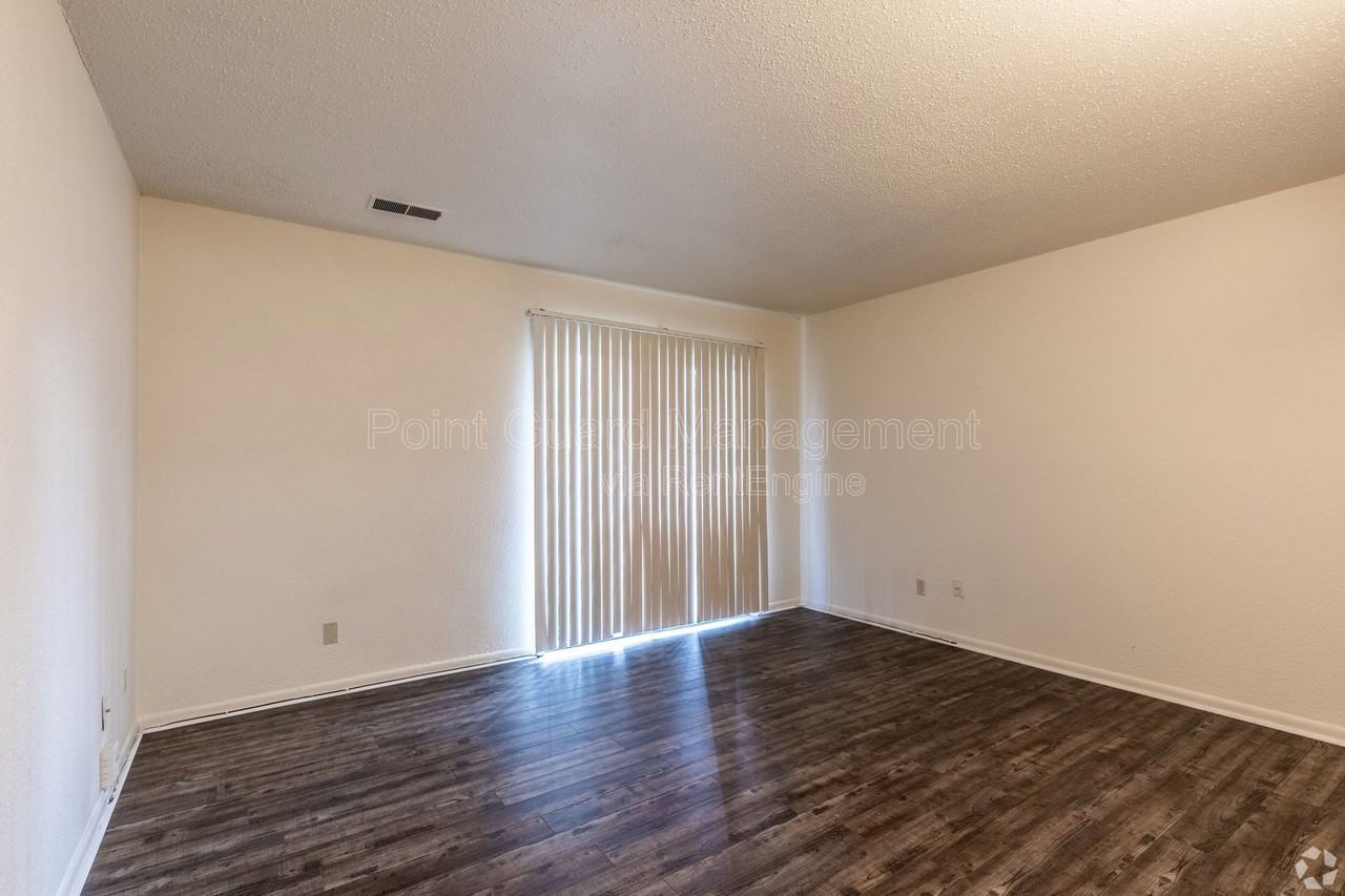 1421 Cambridge Pl #1421-30 - Photo 5 of 16
