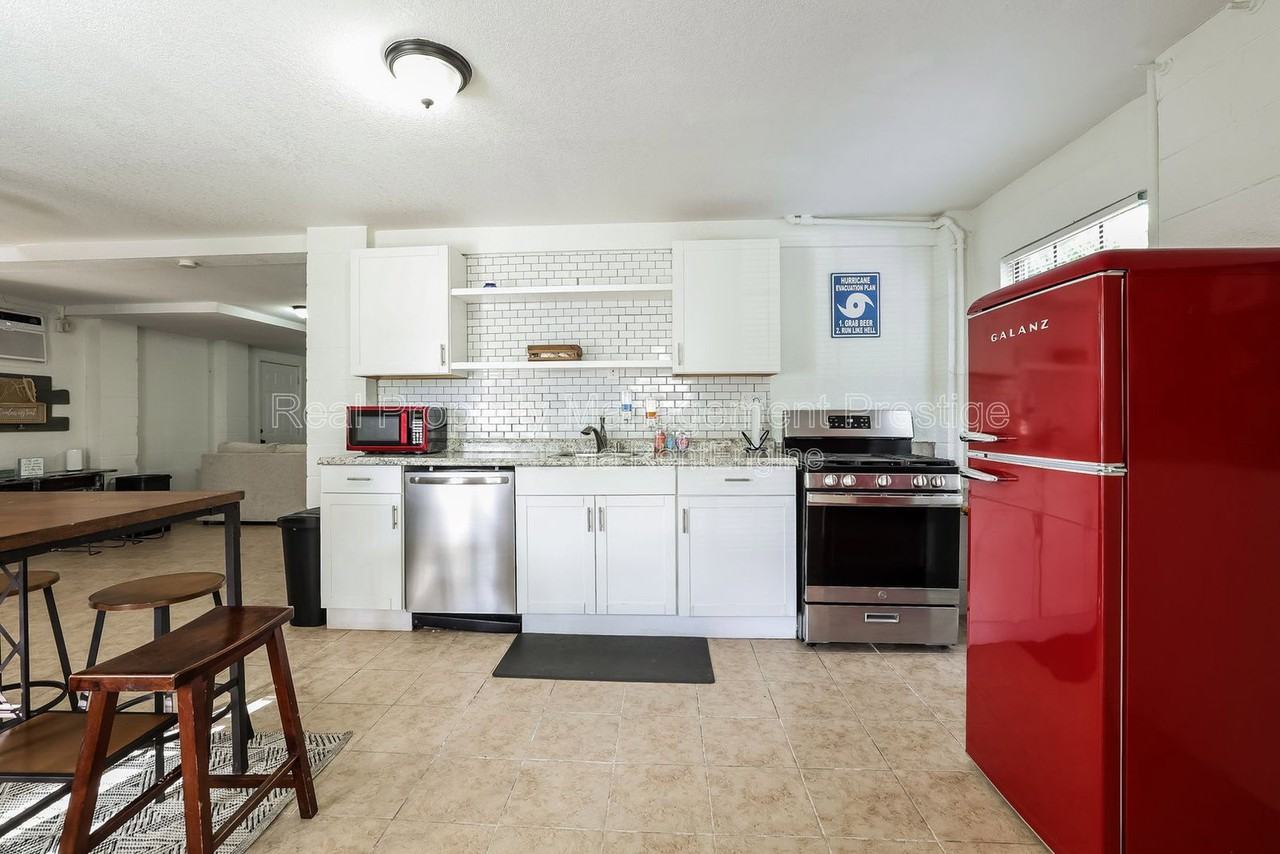 2219 72nd St #B - Photo 3 of 10