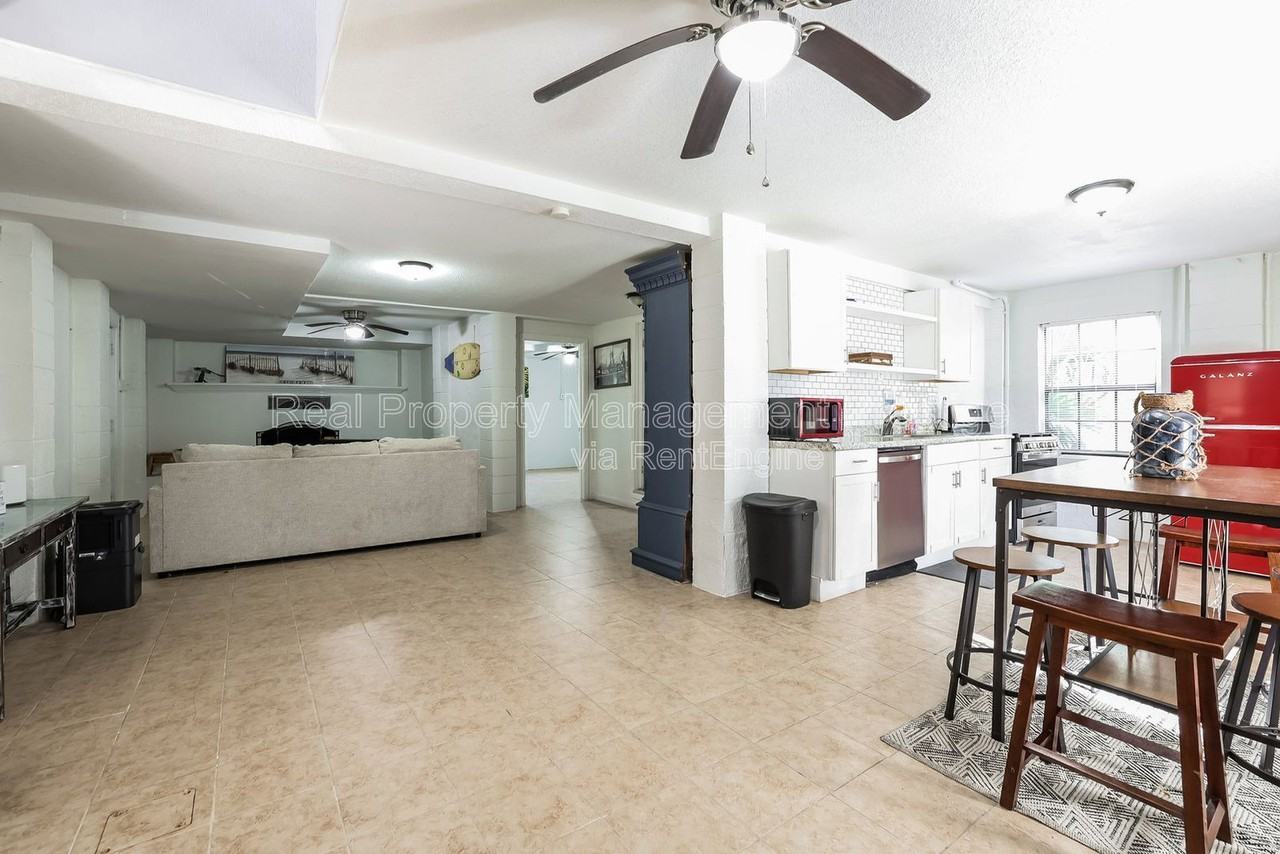 2219 72nd St #B - Photo 5 of 10