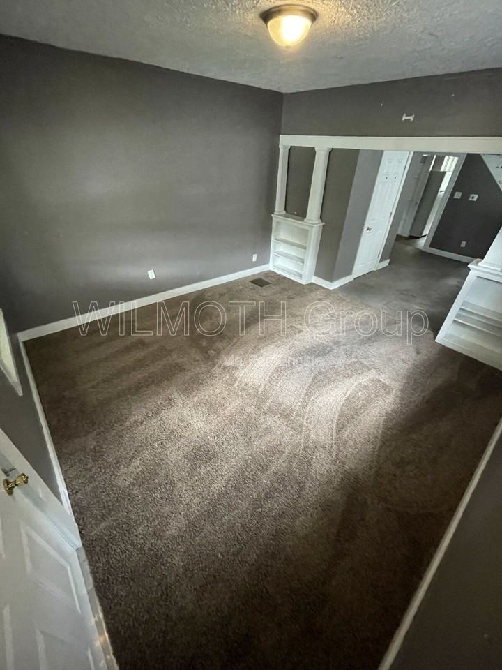 4214 E Washington St - Photo 4 of 18