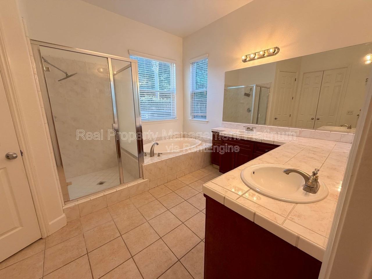 5801 W Chennault Ave - Photo 5 of 22