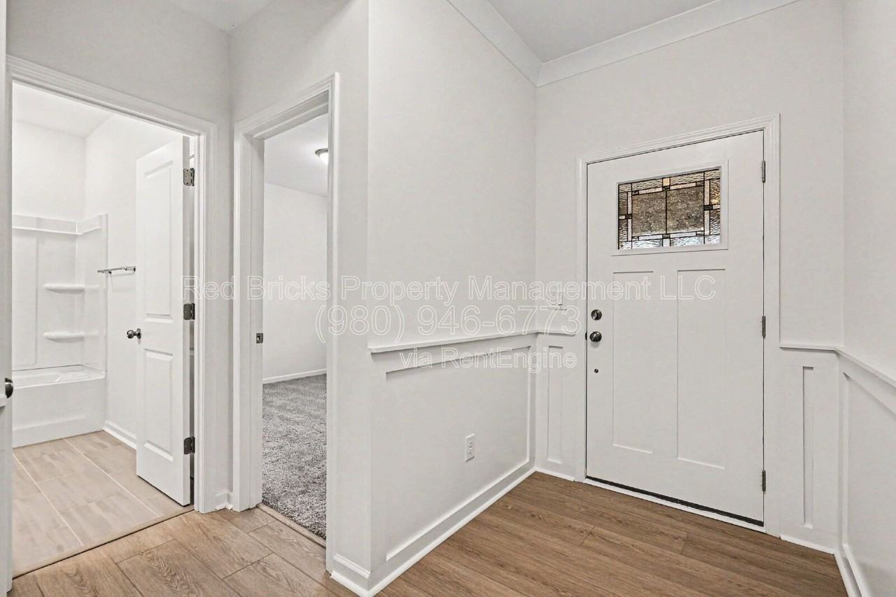11026 Lochmere Rd - Photo 7 of 32