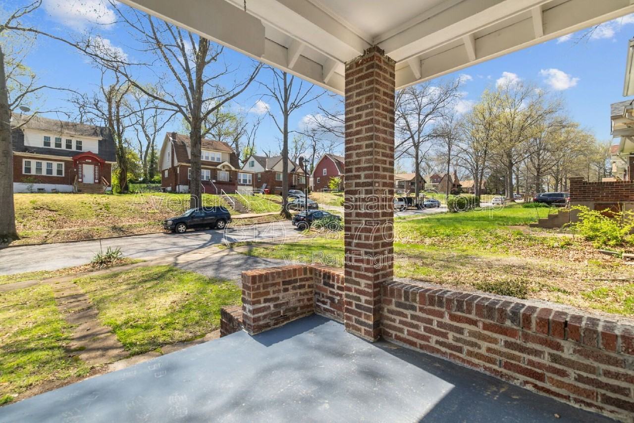 8009 Monroe Ave - Photo 4 of 31