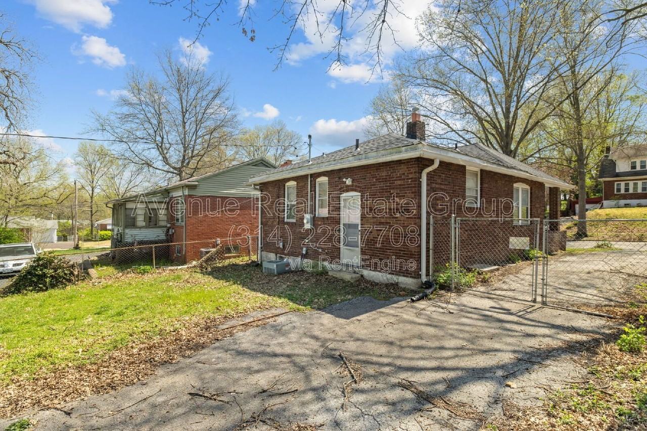 8009 Monroe Ave - Photo 5 of 31