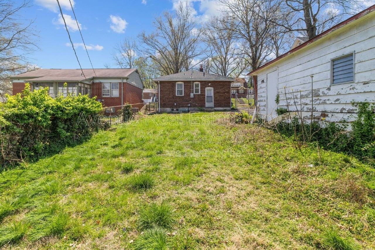 8009 Monroe Ave - Photo 6 of 31