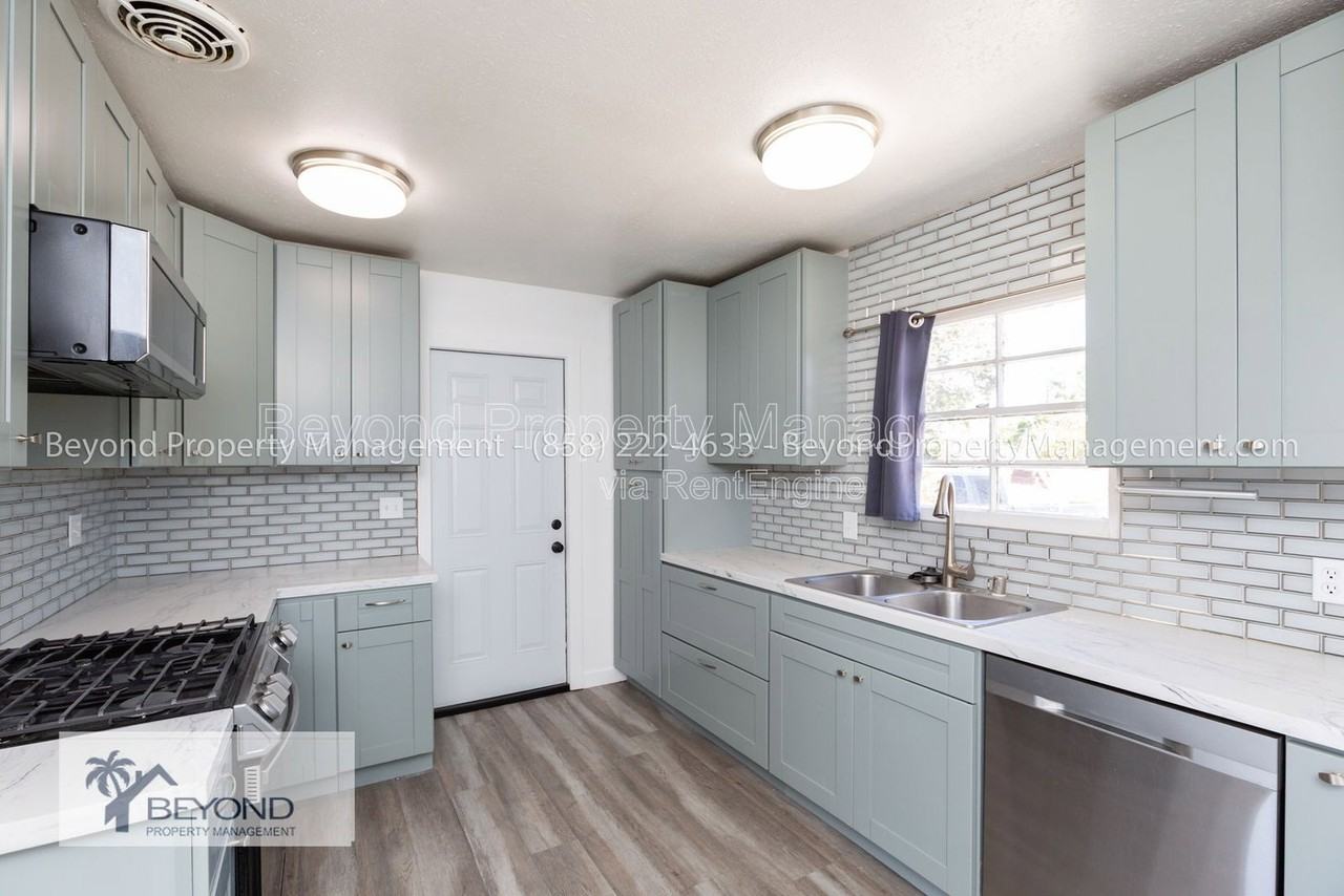 5207 Irwin Ave - Photo 4 of 18