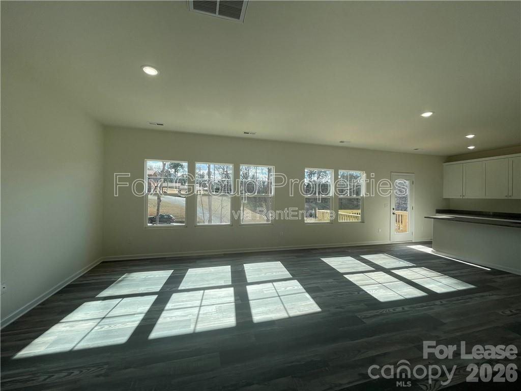 582 30th Avenue Cir Ne - Photo 5 of 14