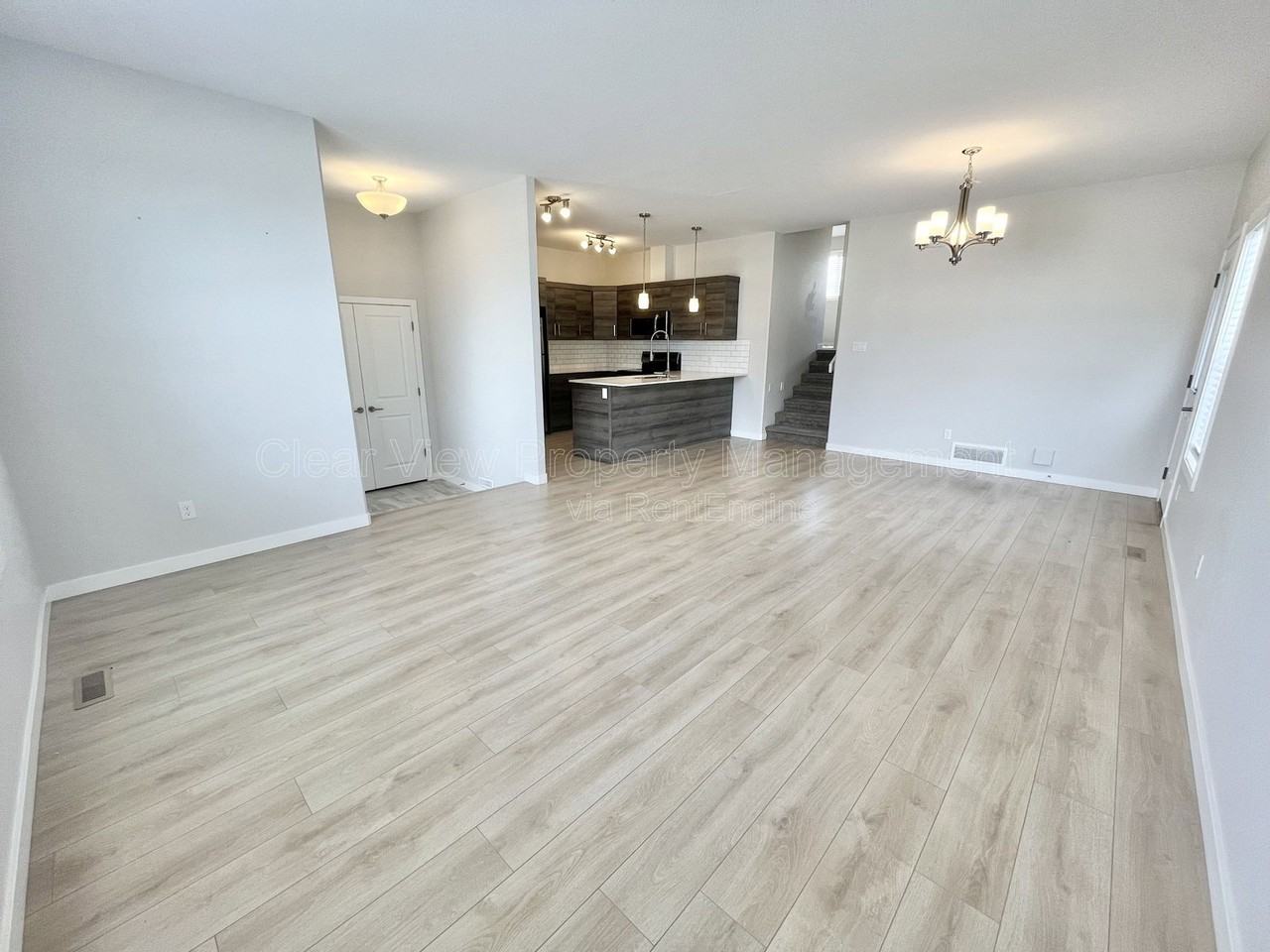 98 Sunridge Blvd W - Photo 5 of 17