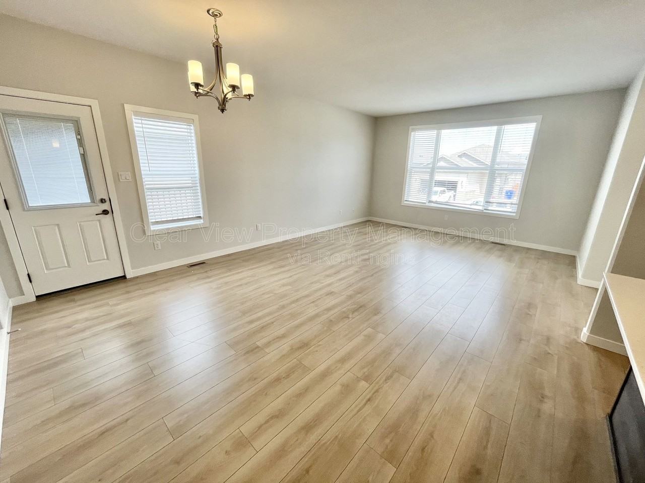 98 Sunridge Blvd W - Photo 6 of 17