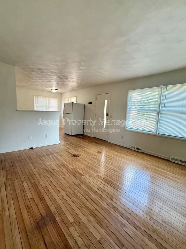 2108 Woodbine Ave - Photo 3 of 15