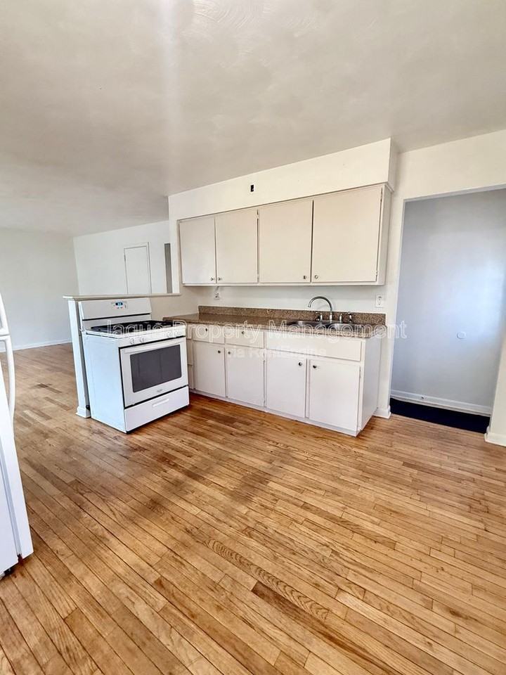 2108 Woodbine Ave - Photo 5 of 15