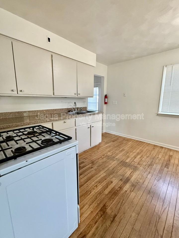 2108 Woodbine Ave - Photo 6 of 15