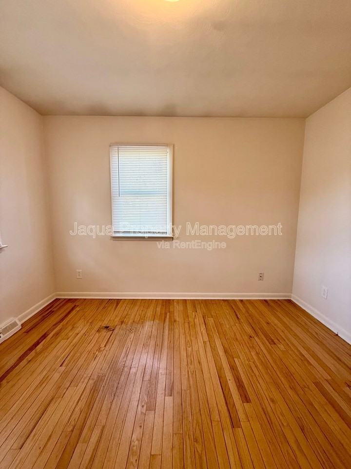 2108 Woodbine Ave - Photo 7 of 15