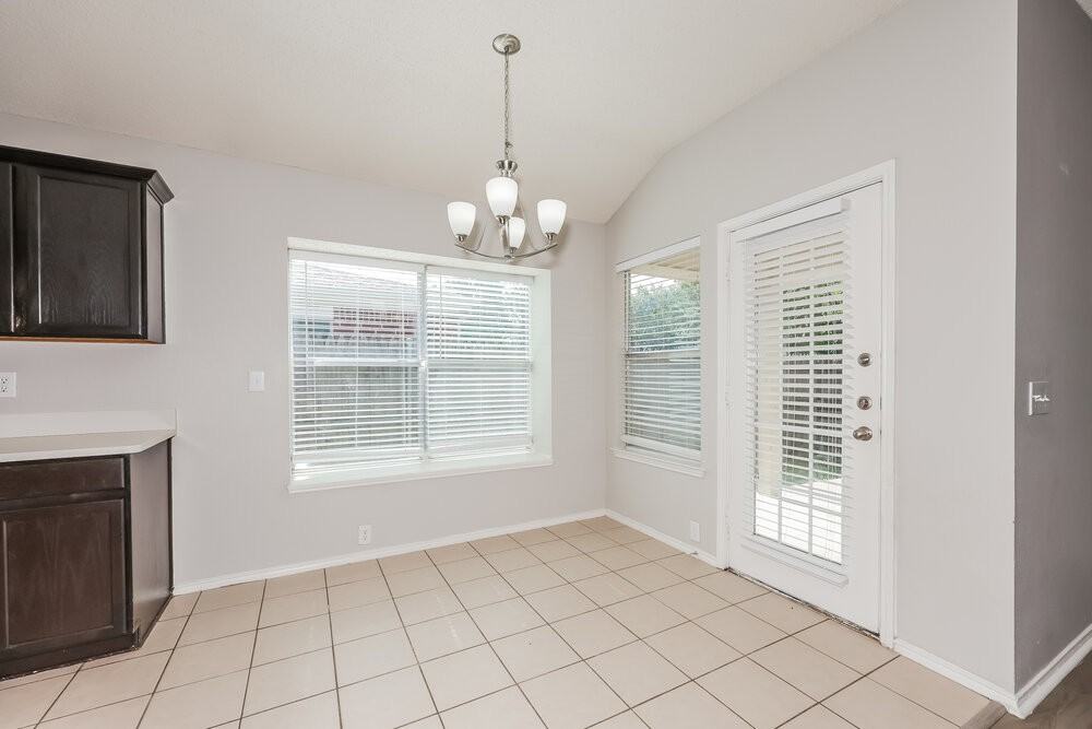 833 Lariat Dr - Photo 5 of 16