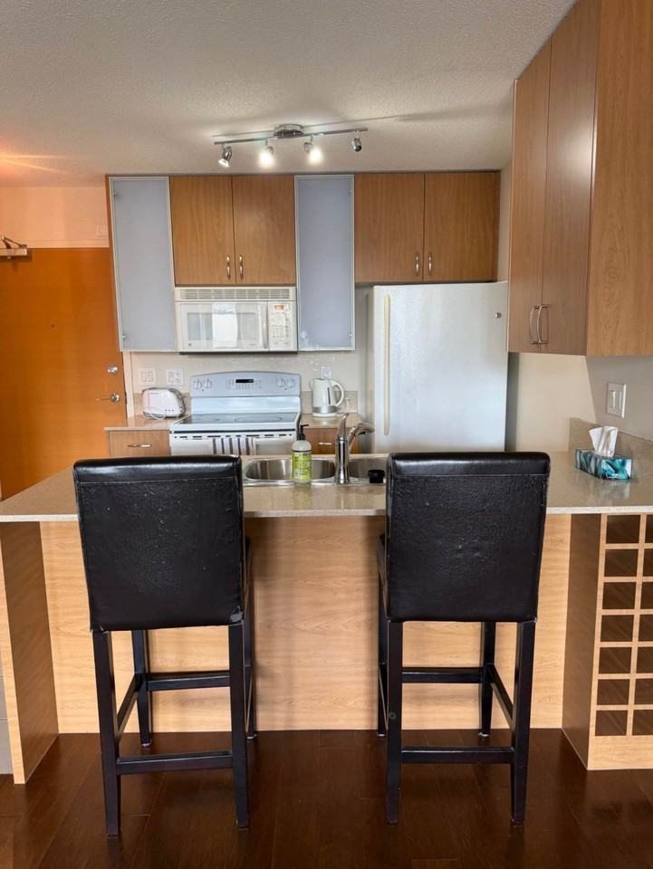 977 Mainland St - Photo 5 of 9