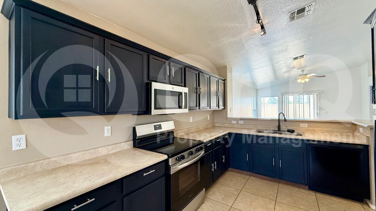 11738 W Flanagan St - Photo 3 of 25