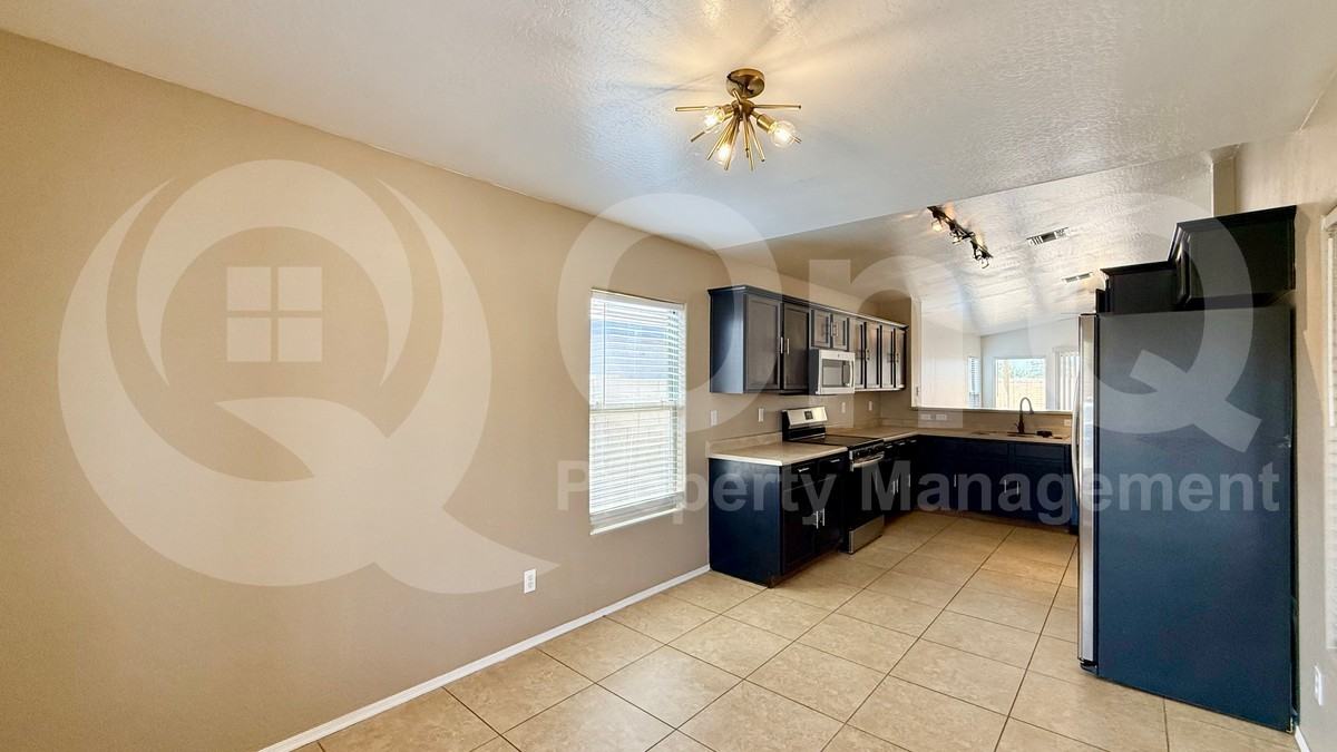 11738 W Flanagan St - Photo 6 of 25
