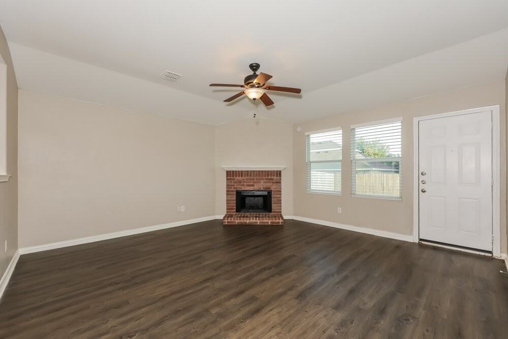 573 Creekbend St - Photo 3 of 16