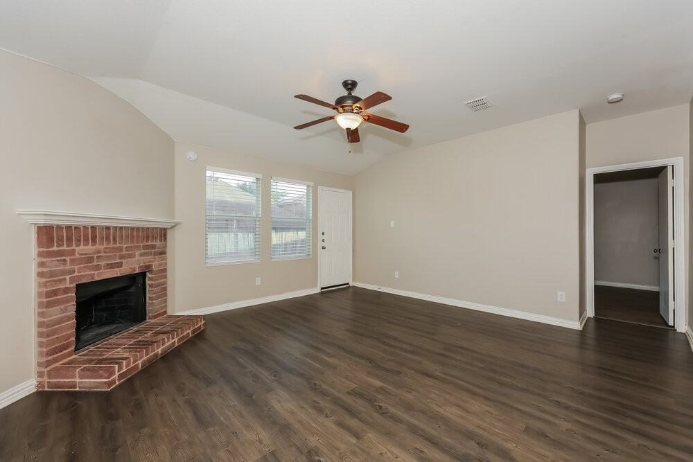 573 Creekbend St - Photo 4 of 16