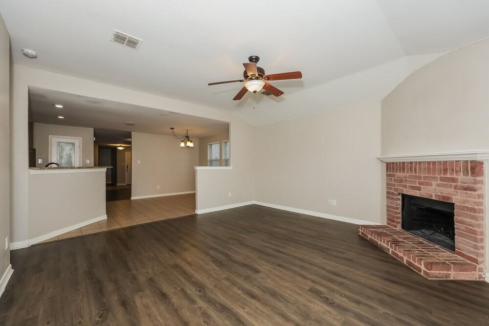 573 Creekbend St - Photo 5 of 16