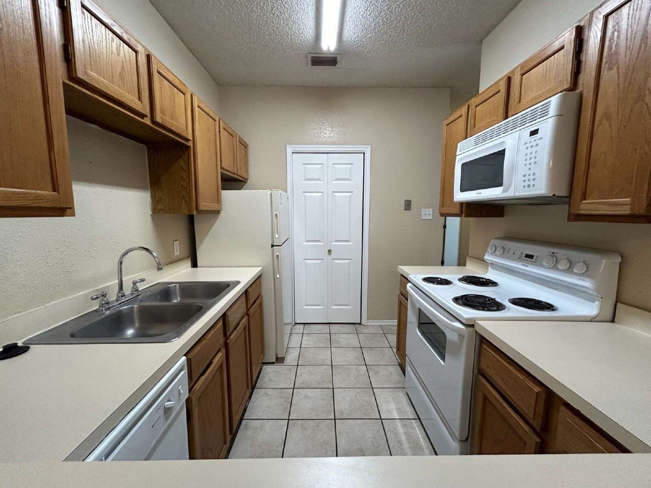 5102 80th St #B - Photo 4 of 10