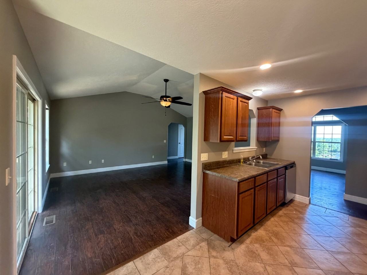 260 Roundhill Rd - Photo 3 of 34