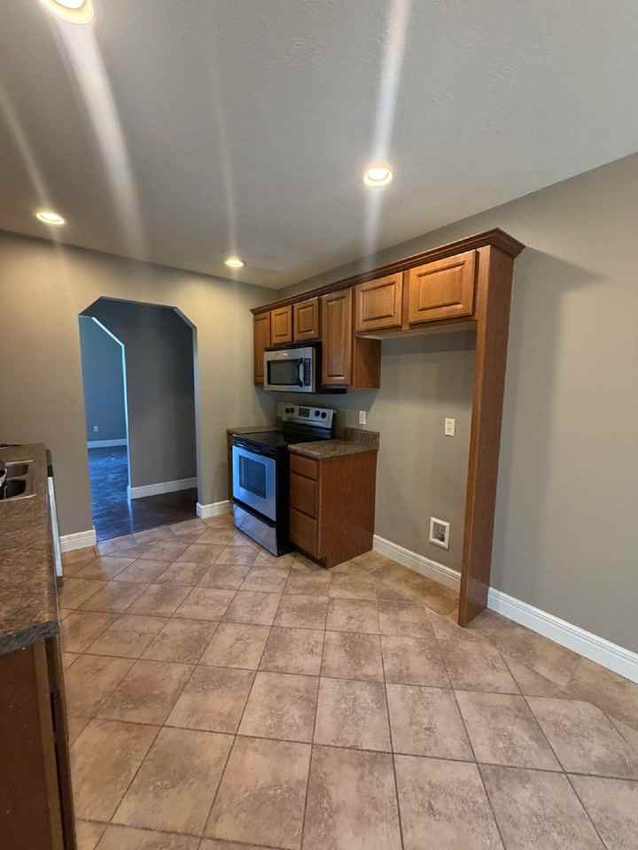 260 Roundhill Rd - Photo 4 of 34