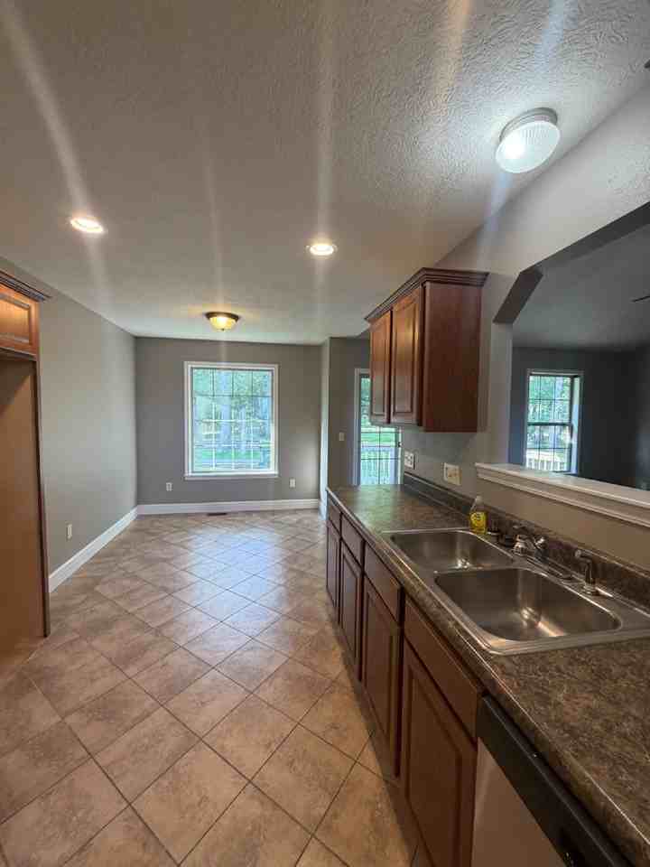 260 Roundhill Rd - Photo 5 of 34