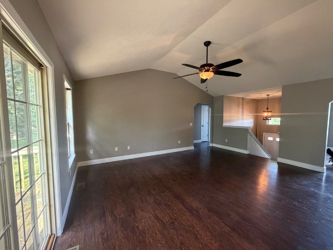 260 Roundhill Rd - Photo 7 of 34