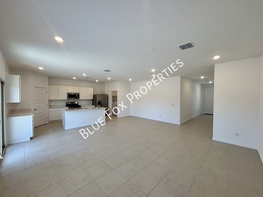 10253 W Sumullen St - Photo 3 of 29